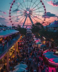 Feria con stands y visitantes, ideal para vender boletos de eventos con Ticketing Digital de Mi Ticket.